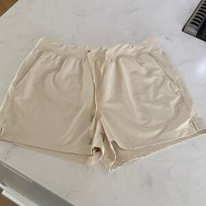 Old Navy active Women's cream Athletic Shorts high rise go-dry